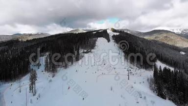 冬季滑雪场有滑雪者和滑雪升降机的滑雪斜坡的空中景观